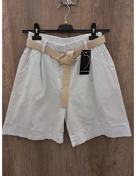 Fehér rövidnadrág